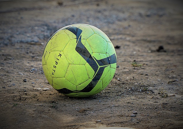 俄极限运动员挑战在1800米高空踢球，进球后做出C罗庆祝动作