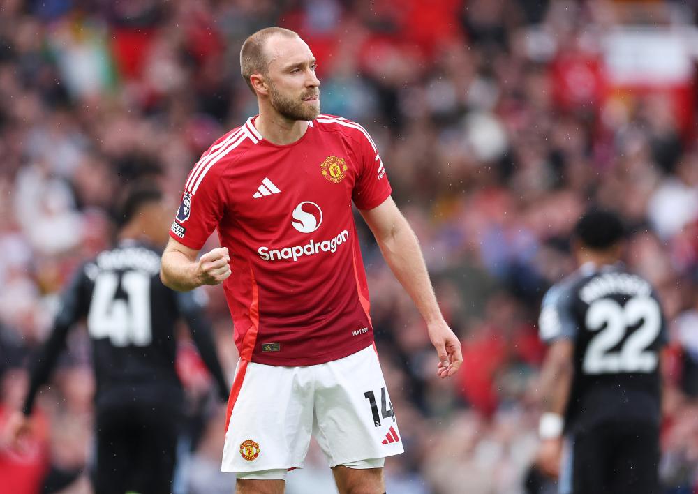 马格德堡球员庆祝进球，不幸跌入2.7米深的沟中但安全逃出