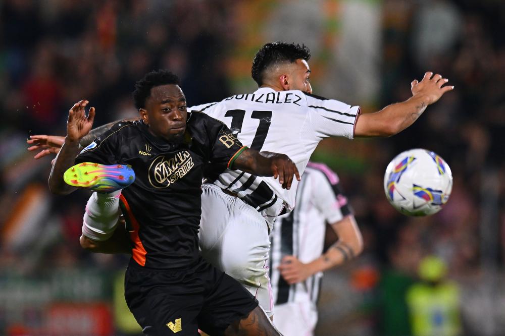 继C罗和小卢卡斯后，奥斯梅恩是第三位欧冠客场对贾府戴帽的球员